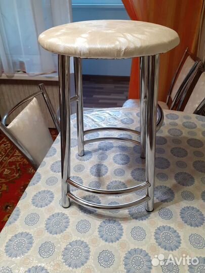 Кухонный стол и стулья в хорошем состоянии