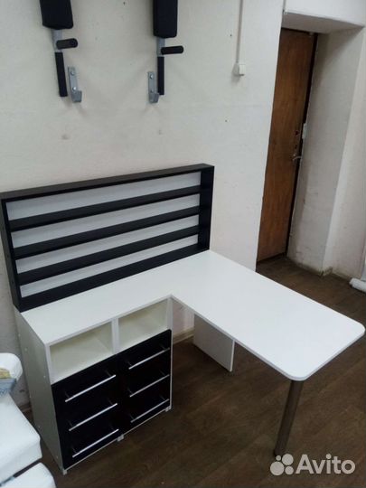 Маникюрный стол складной