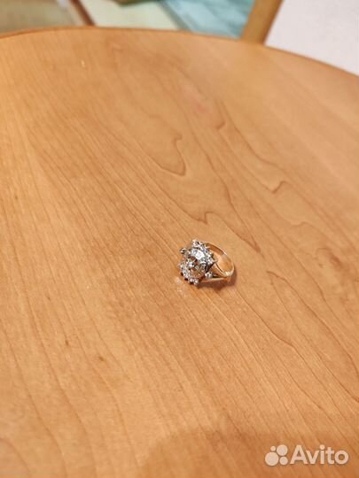 Золотой перстень женский с брельятоми