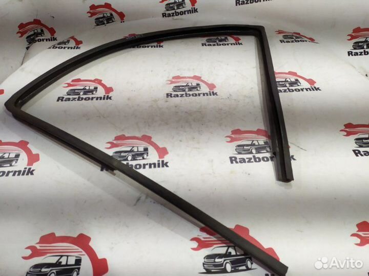 Уплотнительная резинка боковой двери передняя