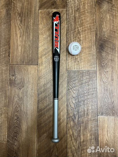 Бейсбольная бита с мячом