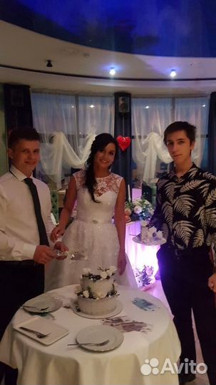 Диджей с оборудованием