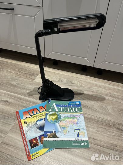 Лампа настольная, атласы по географии