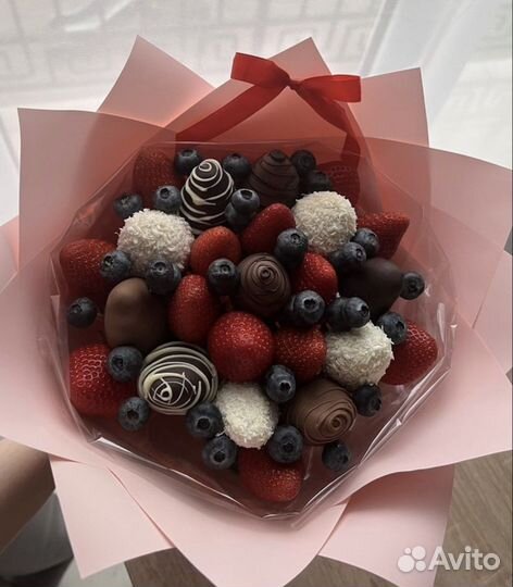 Съедобный букет из клубники и голубики