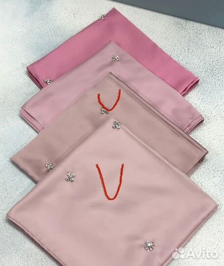 Атласный платок в ручную пришитыми стразами