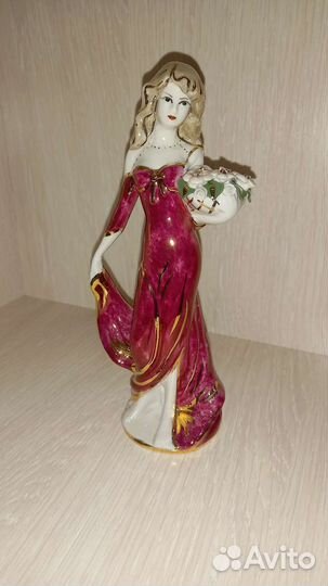 Статуэтка фарфор