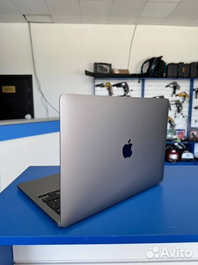 Ноутбук MacBook Pro (13-inch, M1, 2020) 512гб на 8