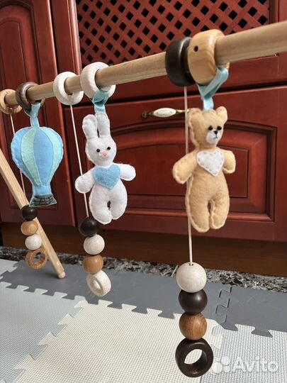 Стойка-тренажер Монтессори с игрушками