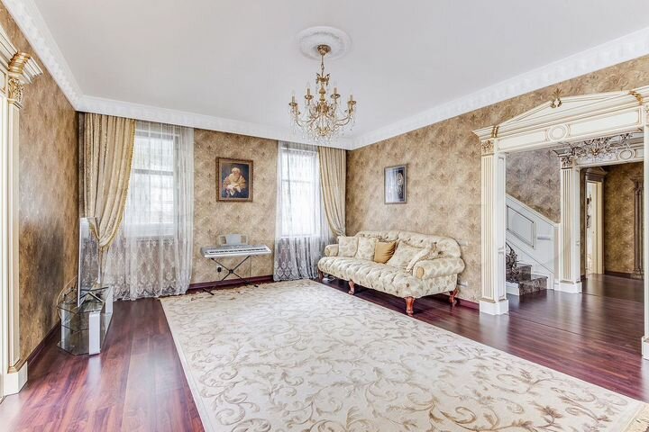 Дом 380 м² на участке 21 сот.