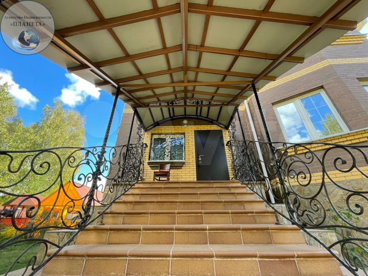 Дом 246 м² на участке 14,9 сот.