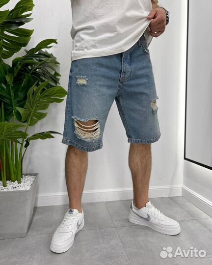 Джинсовые шорты с рваными элементами
