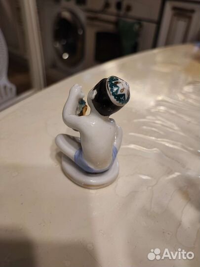 Статуэтка мальчик с виноградом