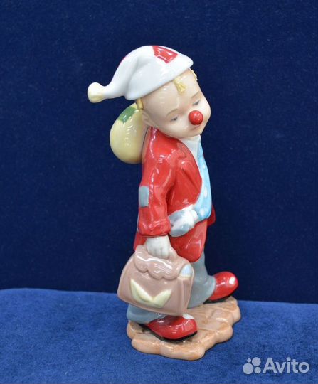 Фарфоровая статуэтка- клоун С чемоданом