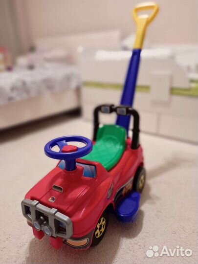 Детская машинка каталка с ручкой
