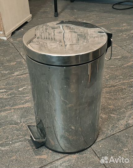 Урна с педалью