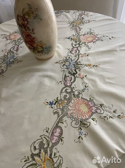 Винтажная Мадейра. Скатерть с цветной вышивкой