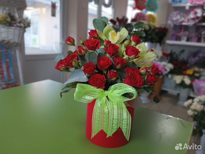 Розы орхидеи композиция букет в коробочке