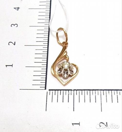 Золотая подвеска с камнем