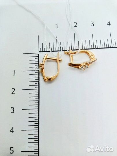 Золотые серьги с камнем