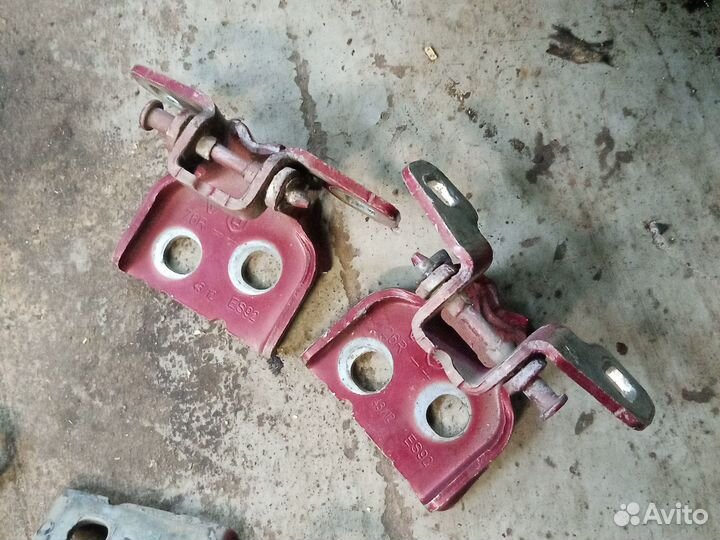 Петля двери Рено Сандеро 1