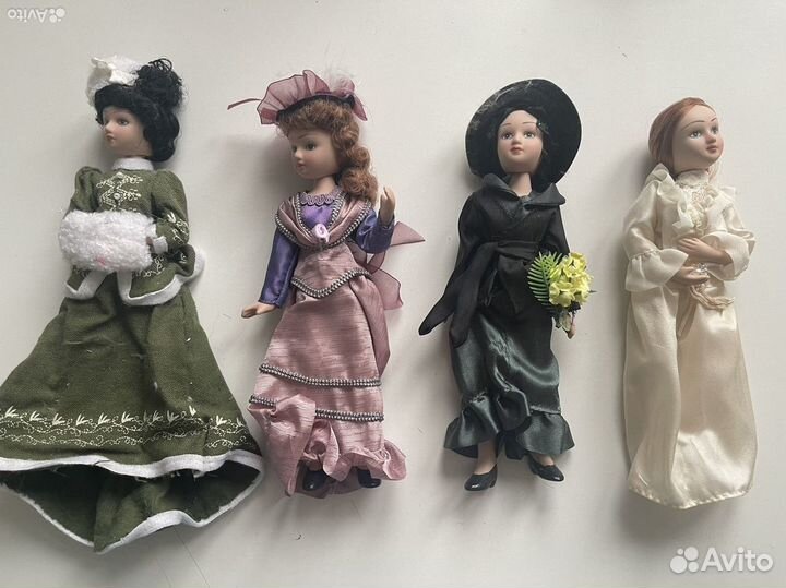 Кукла фарфоровая