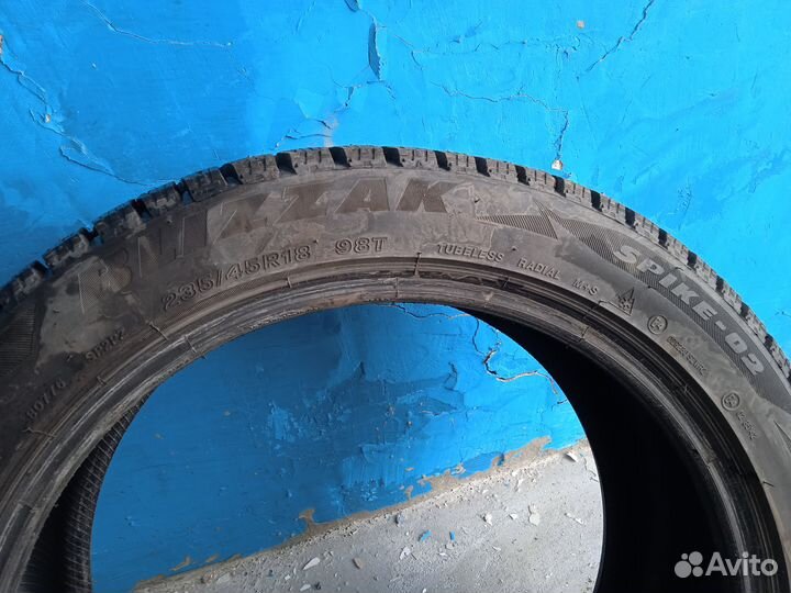 Bridgestone Blizzak Spike-02 235/45 R18