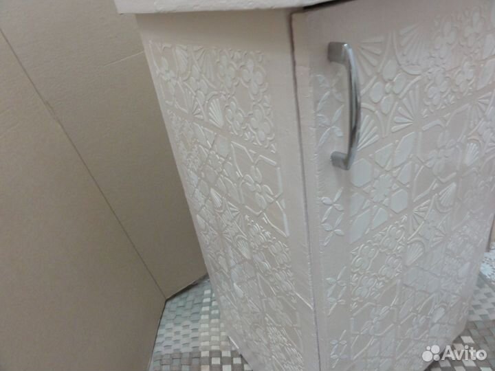 Тумбочка с фактурной отделкой