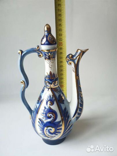 Фарфоровый кувшин с бокалами