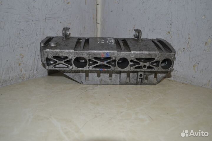 Кронштейн впускного коллектора Renault Duster