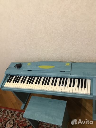 Цифровое пианино на 61 клавишу