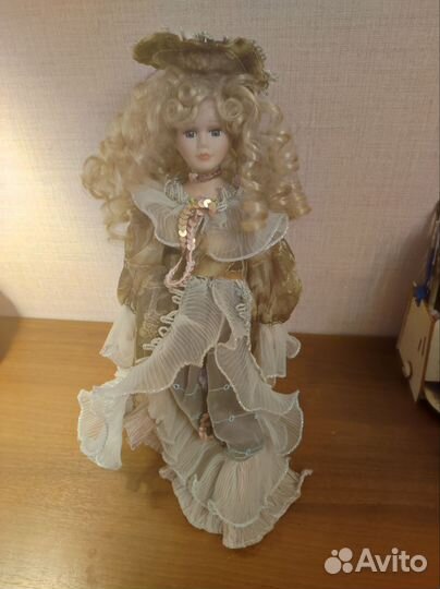 Кукла фарфоровая