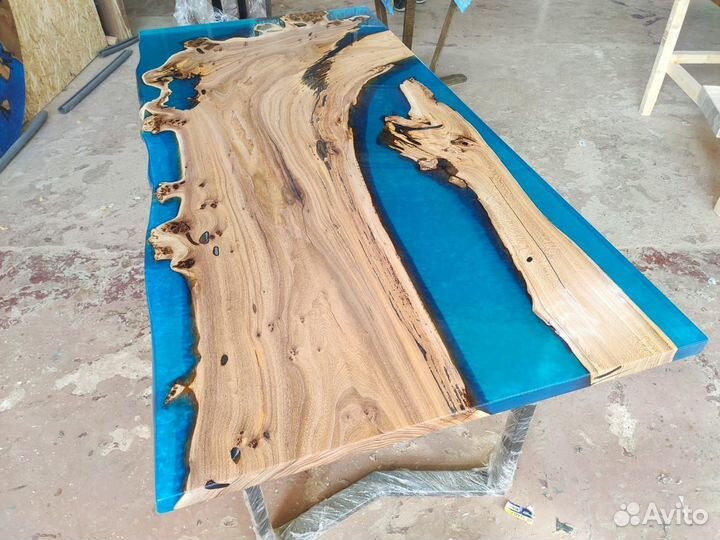 Стол река из слэбов карагача и эпоксидной смолы