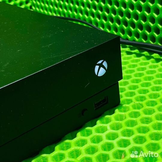 Игровая приставка Microsoft Xbox One X 1000 гб HDD