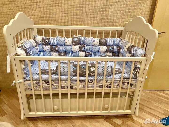 Детская кроватка с маятником и ящиком