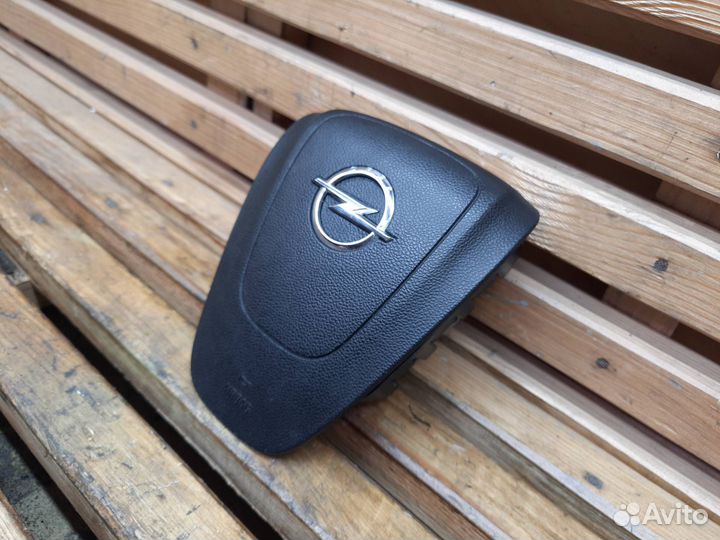 Подушка безопасности водителя Opel Astra J GTC