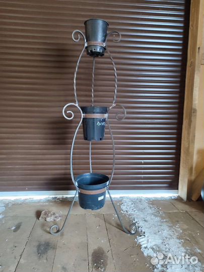 Подставка под цветы металлическая