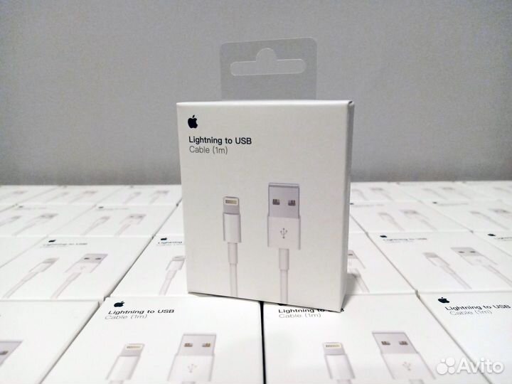 Зарядный кабель на iPhone