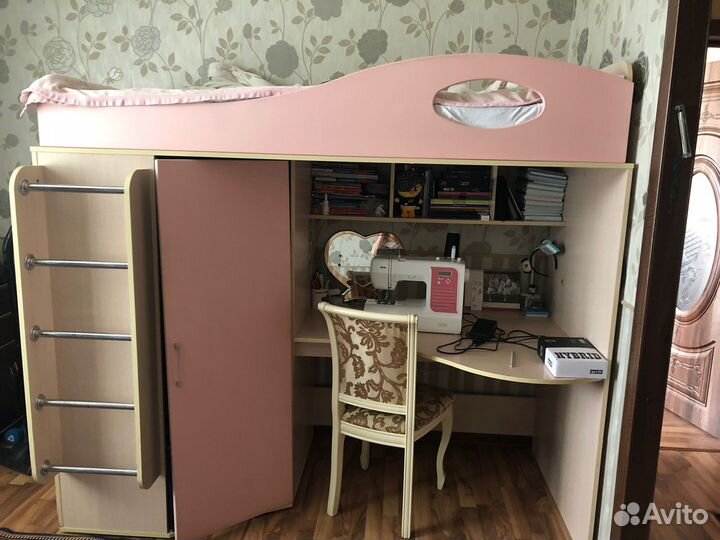 Детская кровать. Письменный стол. Шефоньер