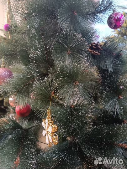 Сосна заснеженная новогодняя