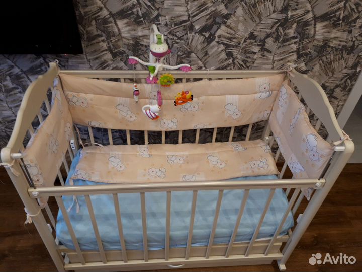 Детская кроватка с маятником