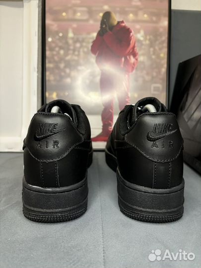 Кроссовки nike air force 1 supreme на руках