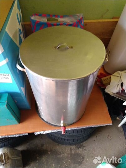 Бак из нержавейки,бу,52 л. с крышкой и подставкой