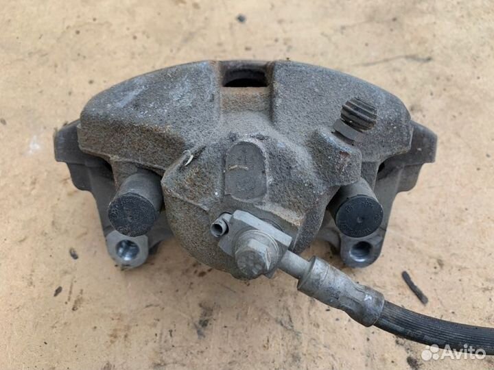 Суппорт передний правый Volkswagen Passat B7