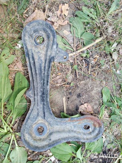 Кронштейн подрамника правый Toyota Corolla Auris