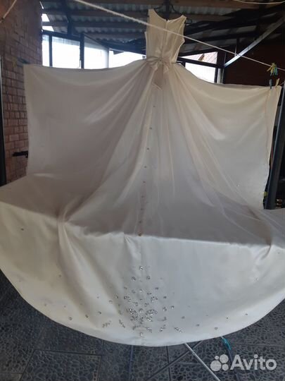 Продаю платье со шлейфом
