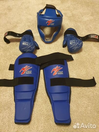 Боксерский шлем, защита голени,перчатки на ребёнка