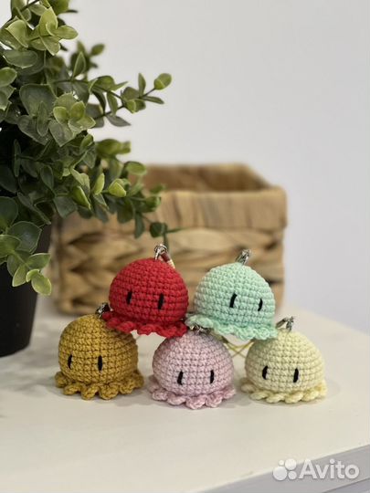 Вязаный брелок