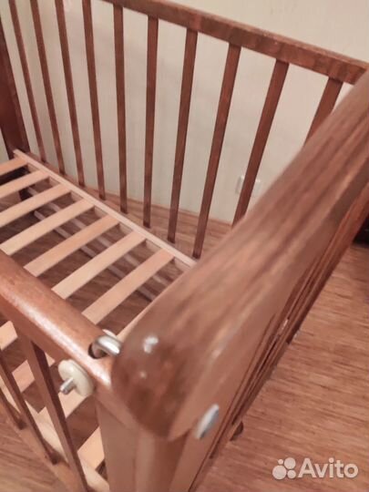 Детская кроватка с маятником