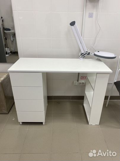 Маникюрный стол