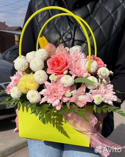 Цветы в корзине